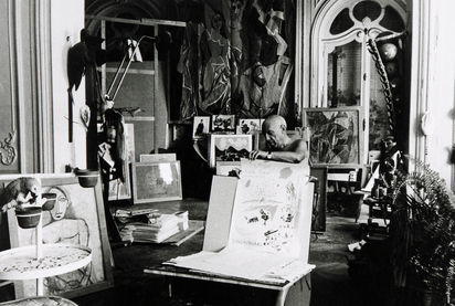 2 photographs: 
Picasso bei der Arbeit 
in der Kapelle in Vallauris 1953; 
Picasso in der Villa La Californie bei Cannes