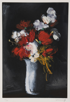 Vase de fleurs sur fond noir