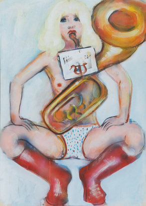 Frau mit Tuba