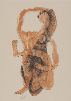 Femme assise à la jambe levée