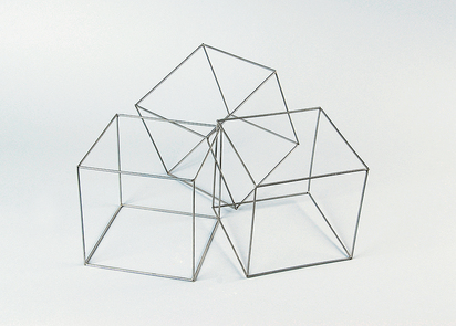 Trois cubes imbriques