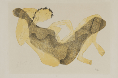Femme allongée au bras levé