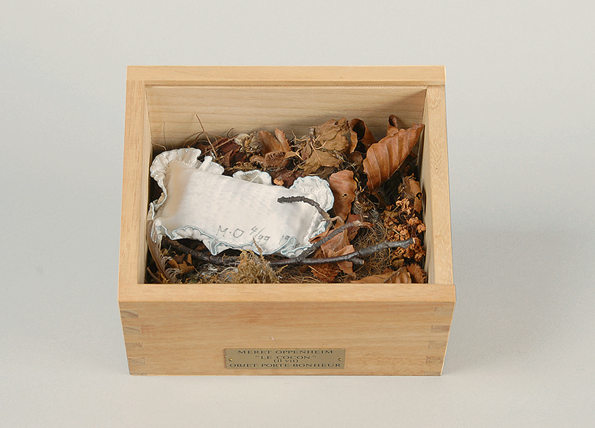 Meret Oppenheim, Le cocon (il vit), Objet-porte-bonheur
