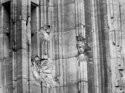 Kölner Dom. Skulptur eines unbekannten Meisters (vermutlich englischer Bomber-Pilot, 1944)