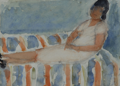 Frau auf Sofa liegend