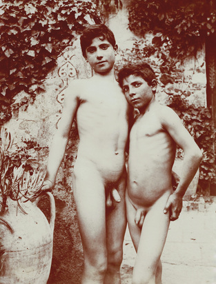 2 Fotografien: Zwei sizilianische Knaben, ca. 1900; Knabe Flöte spielend, Monte Ziretto, Taormina