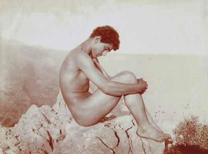 2 Fotografien: Liegender Knabe, ca. 1895; Caino, ca. 1900