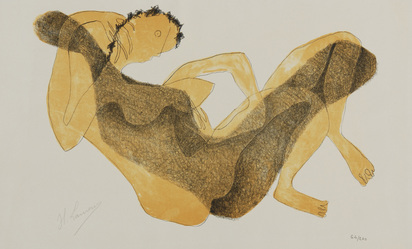 Femme allongée au bras levé