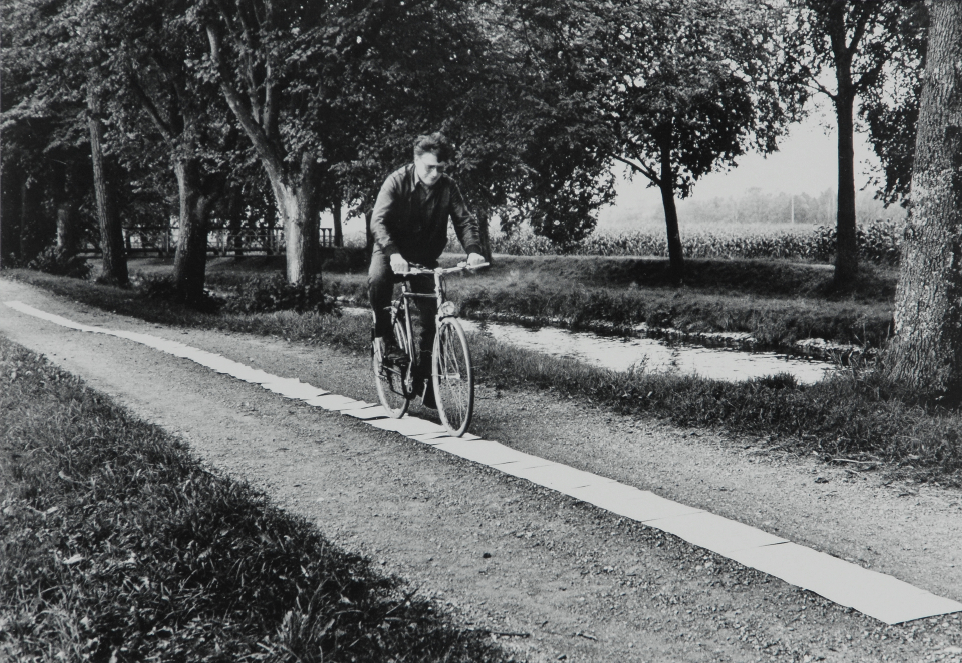 Roman Signer, Action avec une bicyclette et papier