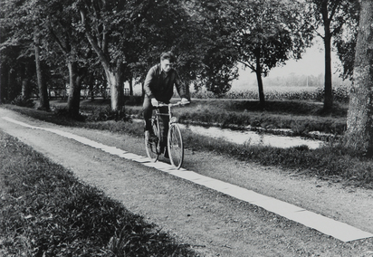 Action avec une bicyclette et papier