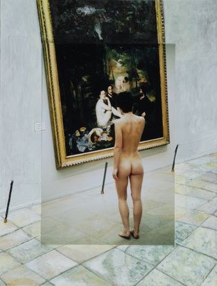 Nu visitant une exposition