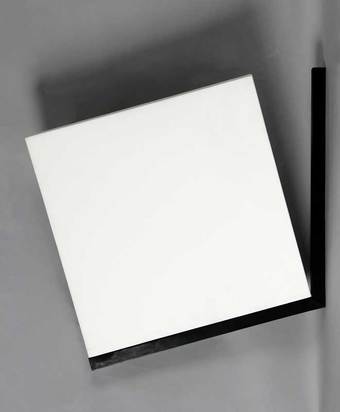 Carré incliné à 15° avec un angle dont la moitié est parallèle à un de ses cotés et l'autre au mur