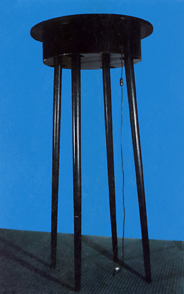 Der zitternde Tisch, 1975