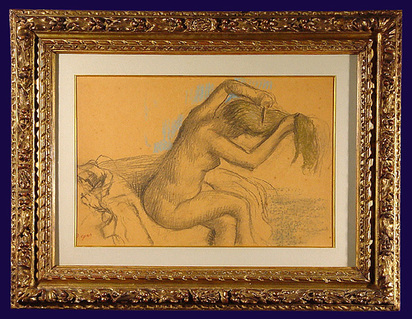 Femme nue se coiffant