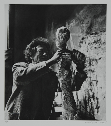2 Blätter: Giacometti arbeitet an einem Gips; Giacometti beim Malen in seinem Pariser Atelier