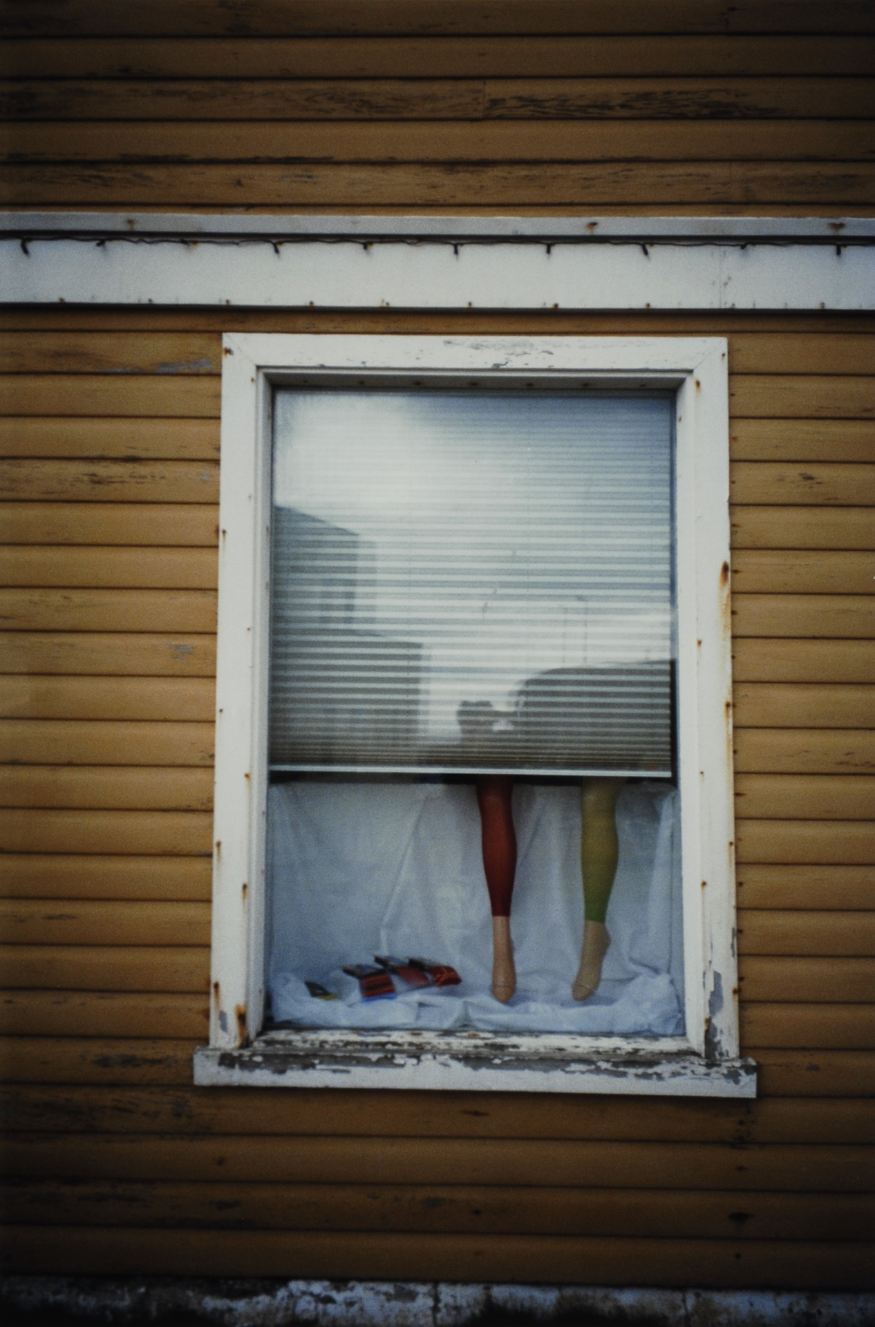 Roman Signer, Zwei Beine im Fenster