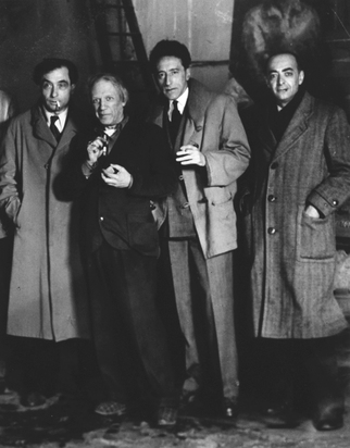 Pierre Reverdy, Picasso, Jean Cocteau, Brassaï im Studio von Picasso in der Rue des Grands-Augustins, Paris