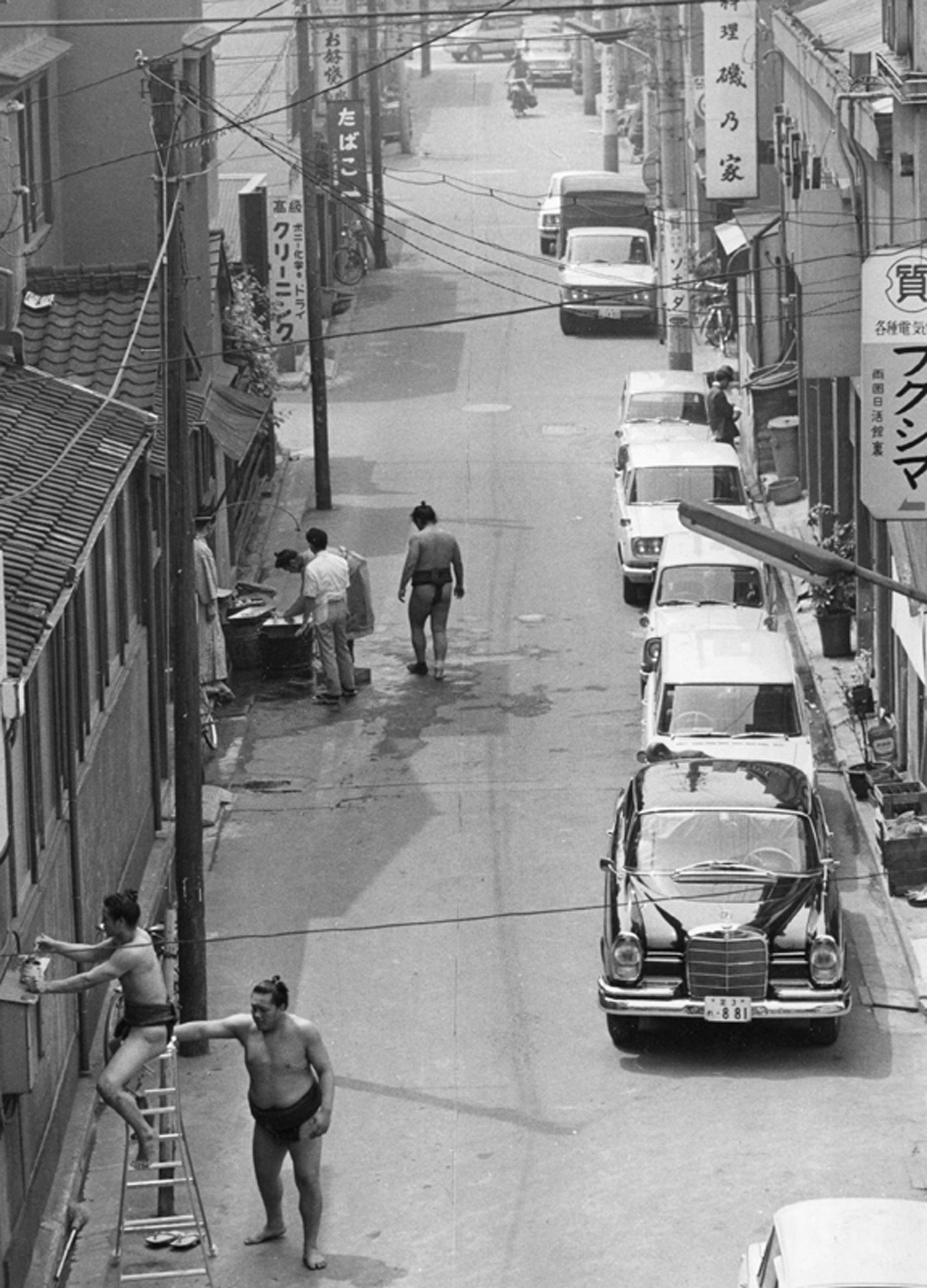 Koichiro Yahagi, Strassenszene mit Sumoringer