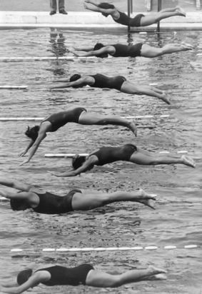 Japanische Schwimmerinnen beim Start