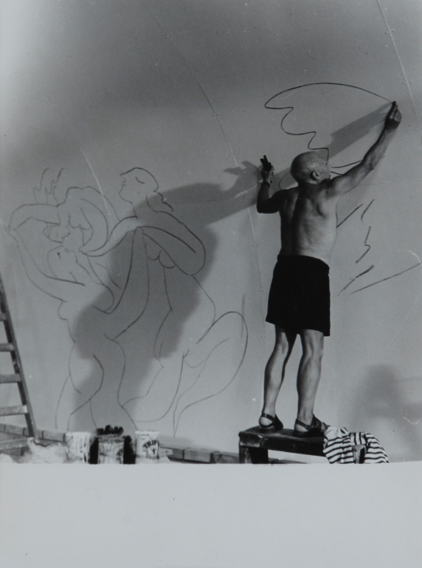 Edward Quinn, 2 Fotografien: Picasso travaille aux premières études pour les panneaux de la Guerre et de la Paix; Portrait Pablo Picasso
