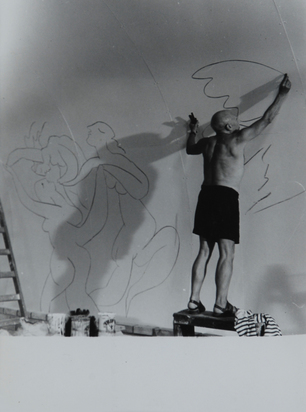 2 Fotografien: Picasso travaille aux premières études pour les panneaux de la Guerre et de la Paix; Portrait Pablo Picasso