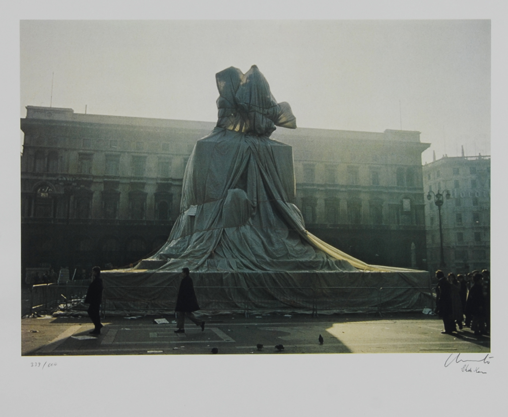 Christo, Verpacktes Denkmal von Vittorio Emanuele, Piazza del Duomo, Mailand 1970