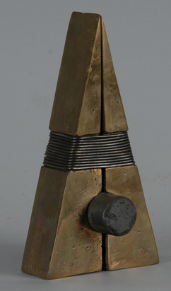 3 Plastiken: Pyramide; Quader; Würfel