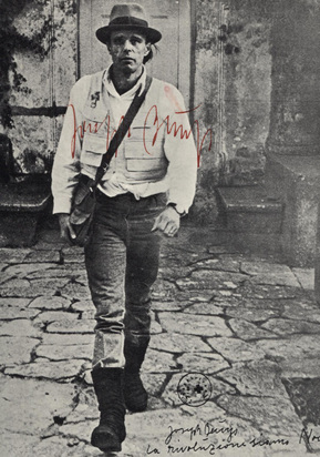 2 Postkarten: La rivoluzione siamo Noi, 1972; Beuys boxt für direkte Demokratie
