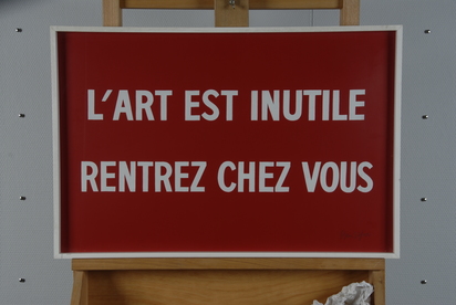 L'art est inutile, rentrez chez vous