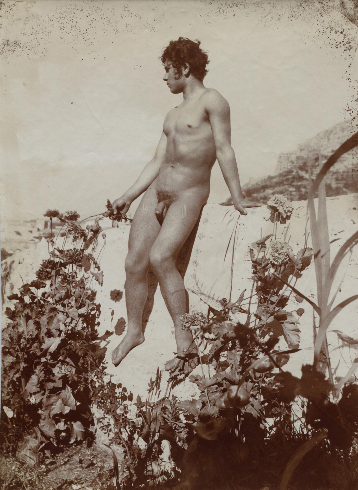 Wilhelm von Gloeden, Sizilianischer Knabe auf Mauer sitzend