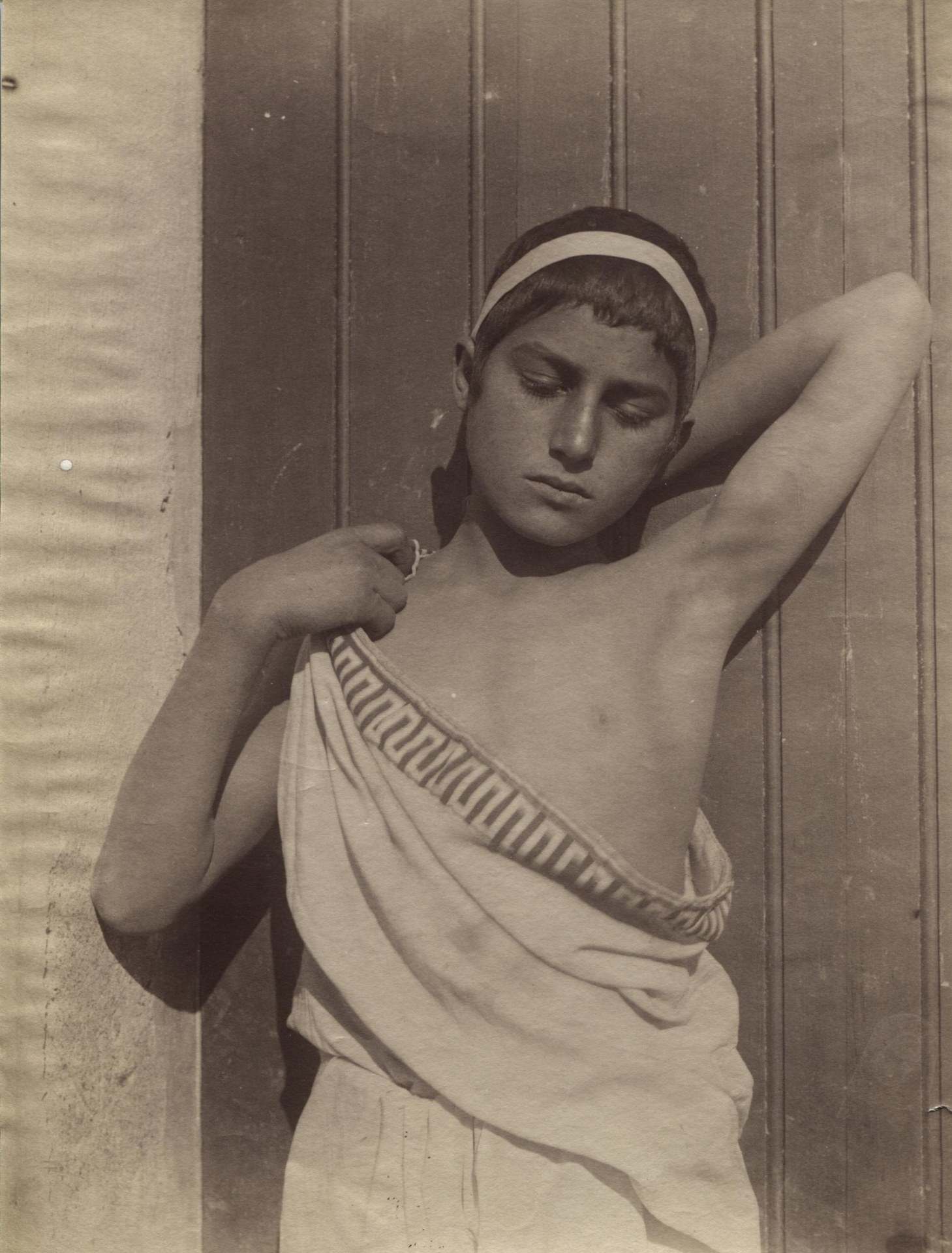 Wilhelm von Gloeden, Sizilianischer Knabe mit Stirnband und Toga
