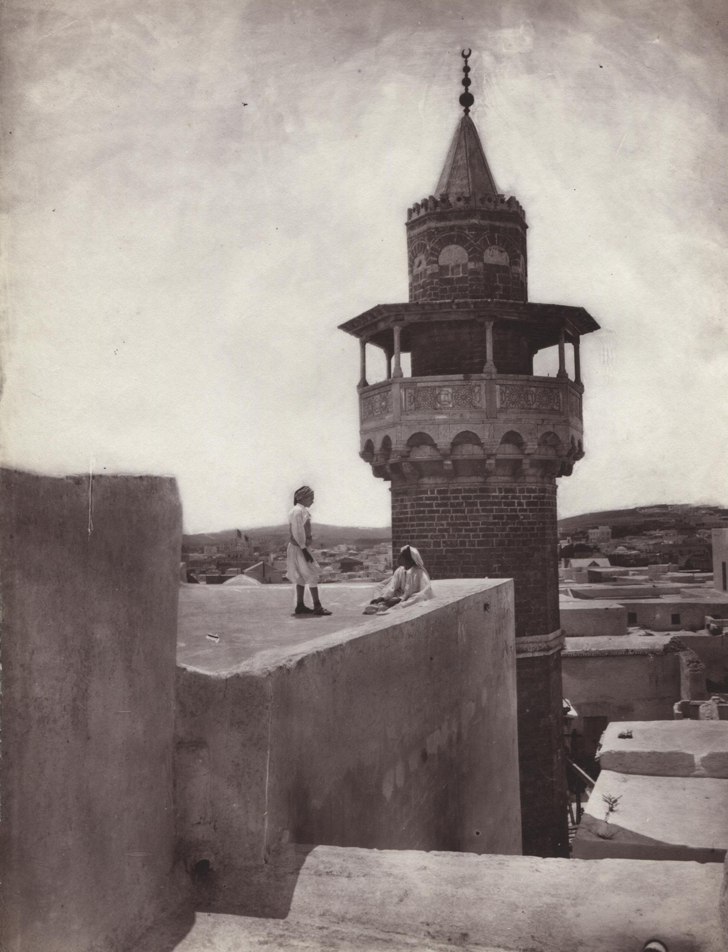 Wilhelm von Gloeden, Tunis, zwei Männer auf dem Hausdach vor Minarett, 1890's Jahre