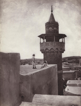 Tunis, zwei Männer auf dem Hausdach vor Minarett, 1890er Jahre
