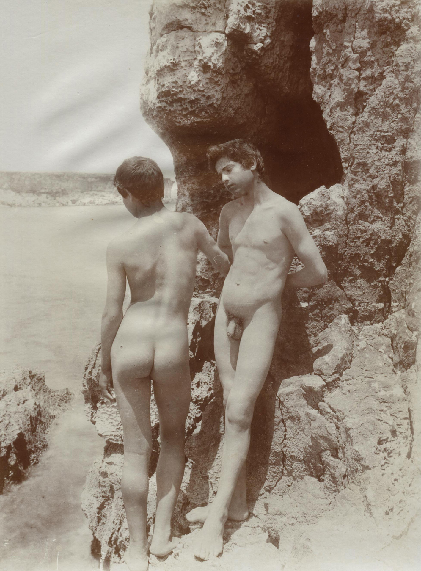 Wilhelm von Gloeden, Zwei sizilianische Knaben vor Strandfelsen