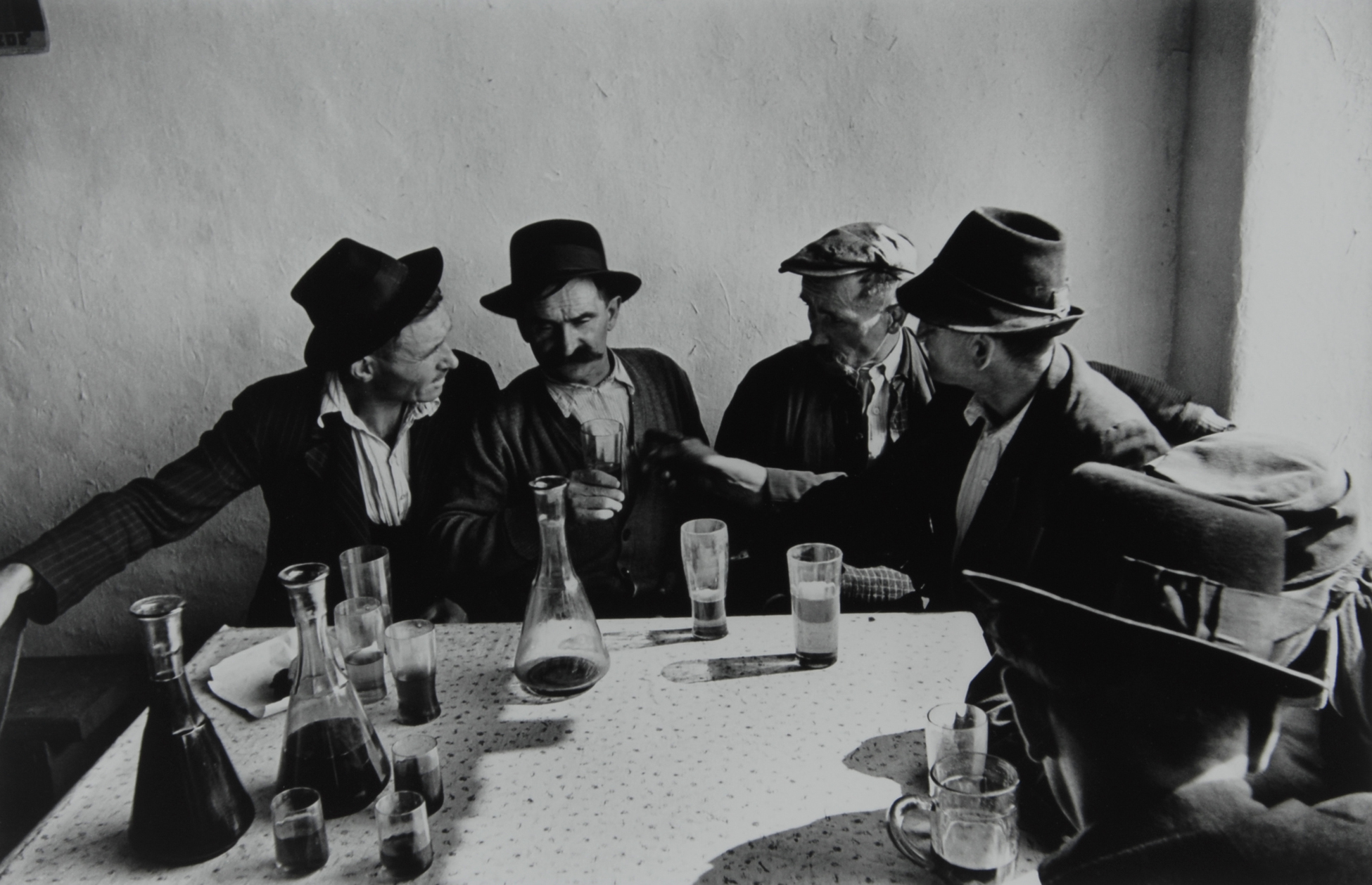 Werner Bischof, Bauernschenke in der Puszta, Ungarn