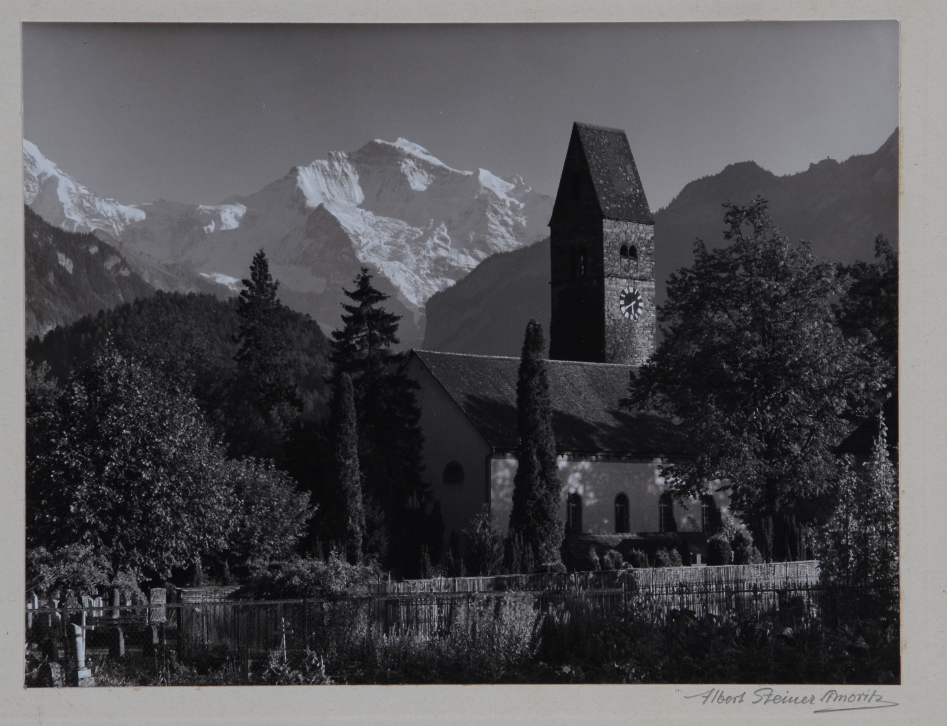 Albert Steiner, Kirche in Unterseen mit Blick auf Jungfraujoch