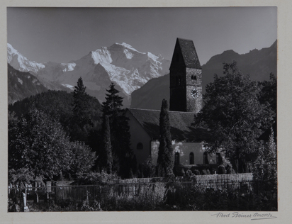 Kirche in Unterseen mit Blick auf Jungfraujoch