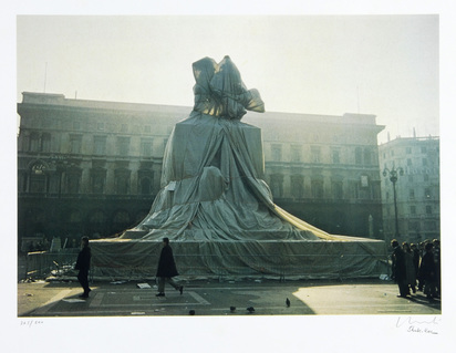 Wrapped Monument to Vittorio Emanuele, Piazza del Duomo, Milan, aus "Ars Viva Edition"
