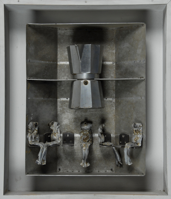 Kasten mit Kaffeemaschine
