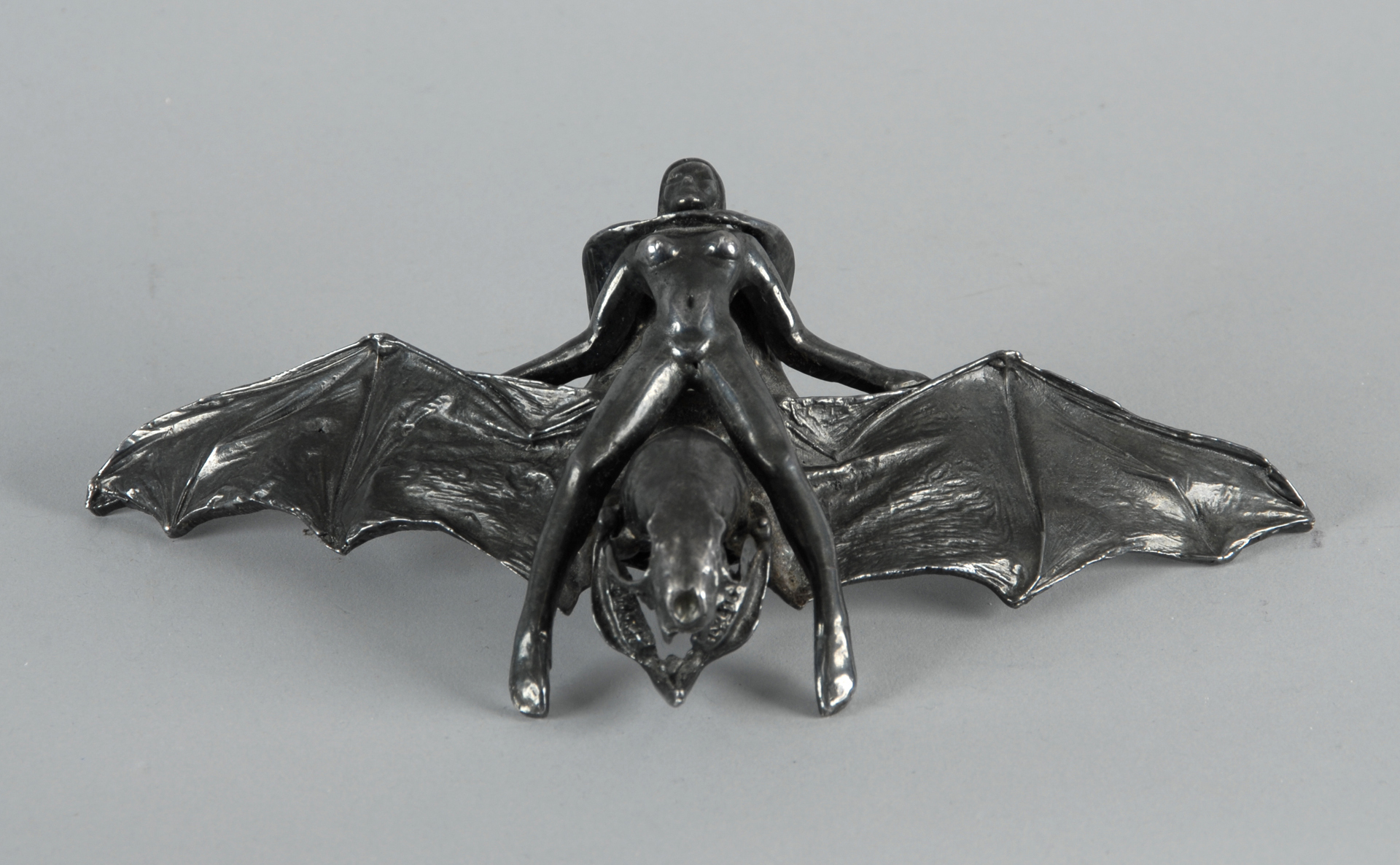 HR Giger, Fledermaus-Gürtelschnalle