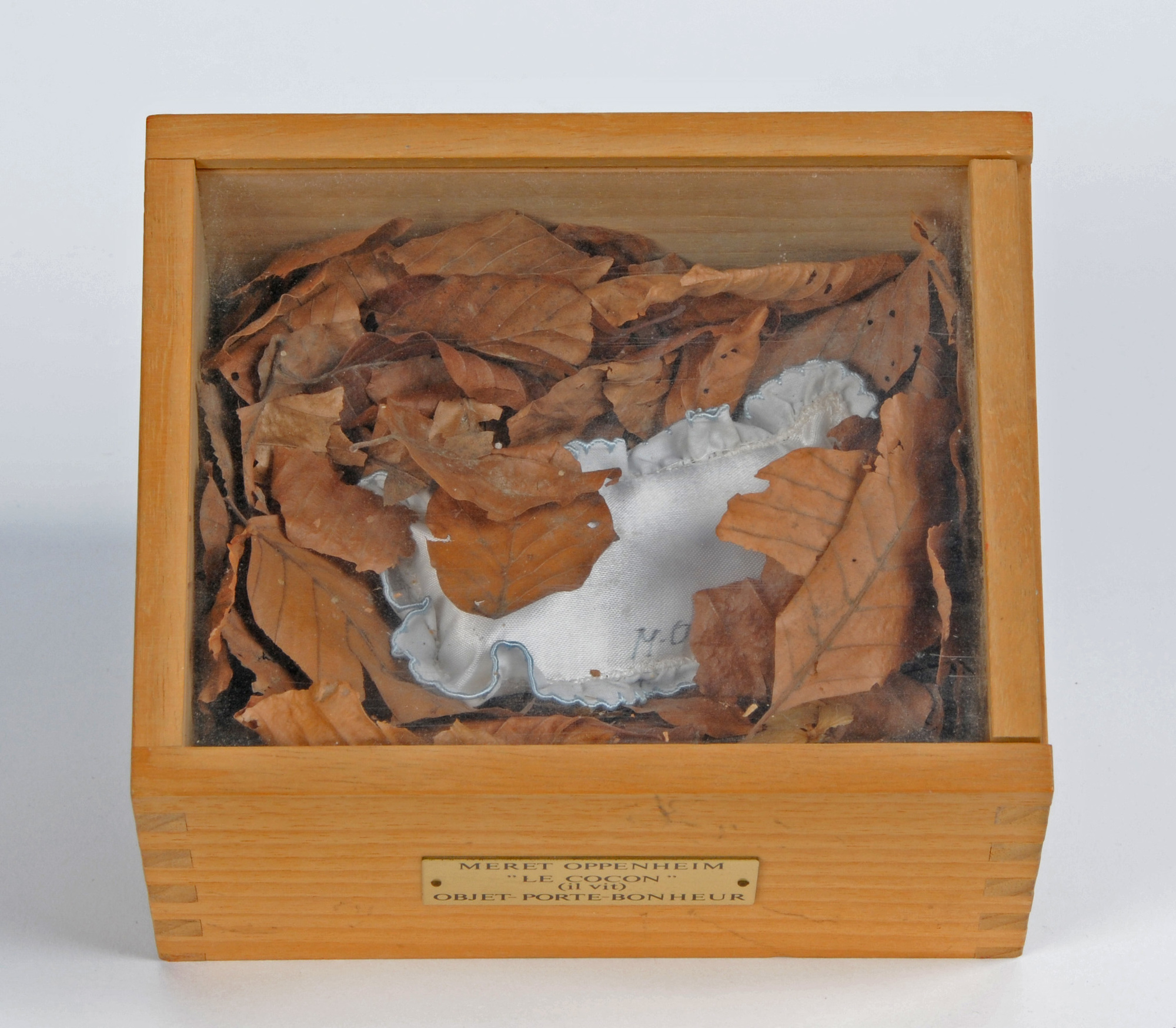 Meret Oppenheim, Le cocon (il vit),  Objet-porte-bonheur