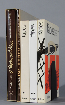 5 books: 
- Catalogue Raisonné. Mariuccia Galfetti. Tàpies, Das grafische Werk, 3 Vol: 1947-1978, (Núria Homs) 1979-1986
