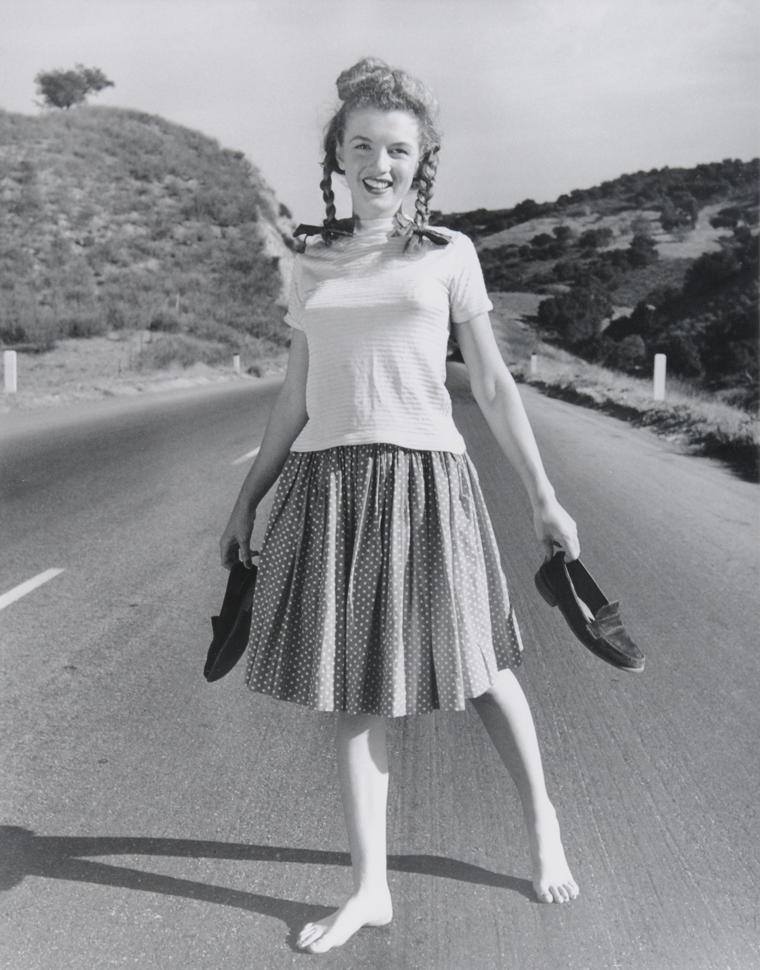 André de Dienes, Marilyn Monroe Barefoot on Highway