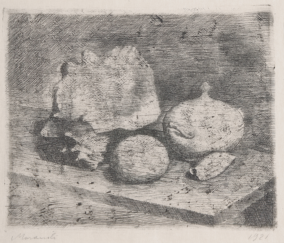 Giorgio Morandi, Natura morta con zuccheriera, conchiglie e frutto