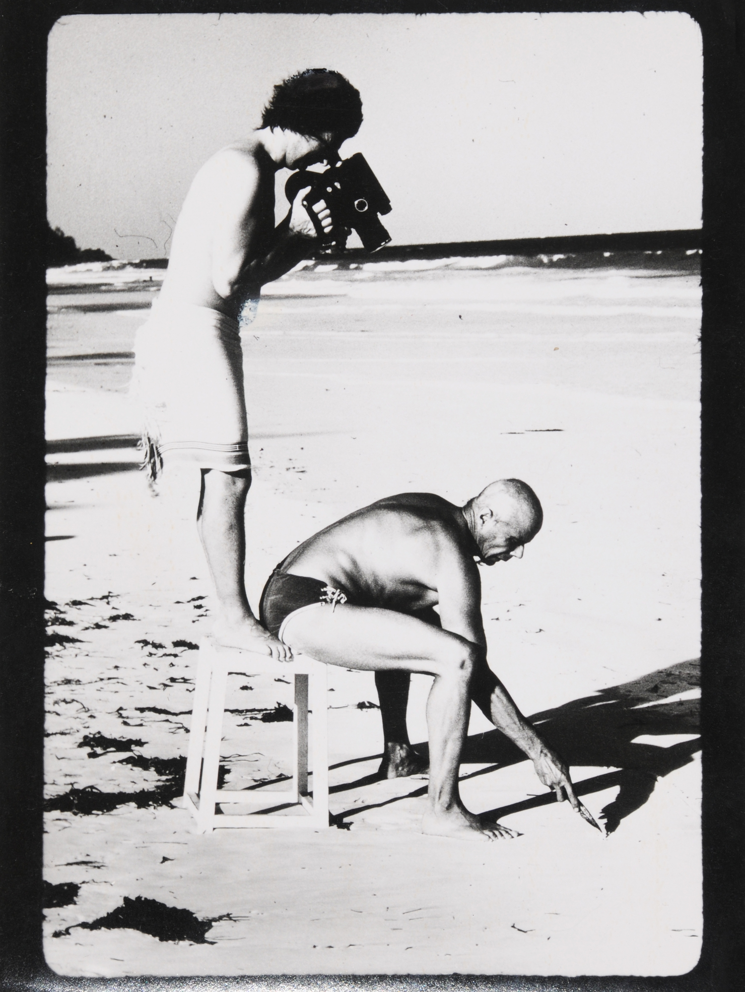 Charles Paul Wilp, 3 Fotografien: Beuys zeichnet im Sand, gefilmt von C. Wilp, 1978; C. Wilp mit seinem Team zur Eröffnung des Airport Jeddah vor der Königsfamilie; C. Wilp auf dem Airport
