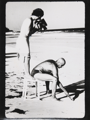 3 Fotografien: Beuys zeichnet im Sand, gefilmt von C. Wilp, 1978; C. Wilp mit seinem Team zur Eröffnung des Airport Jeddah vor der Königsfamilie; C. Wilp auf dem Airport