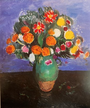 Vase de fleurs sur fond bleu