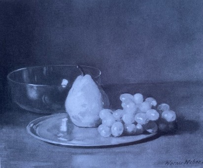 Birne und weisse Trauben auf Zinnteller mit Glasschale, 1945