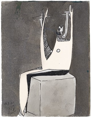 Femme assise, les bras levés