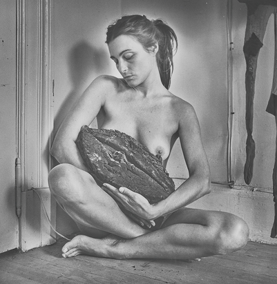 Liliana Maresca con su obra